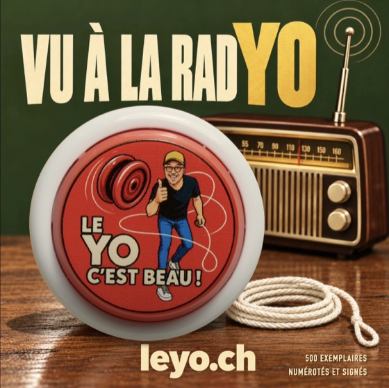 Vu à la radYO — le YO et sa ficelle devant un poste de radio